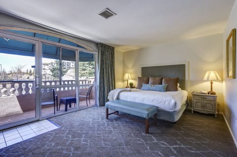 Luxury King Suite (non-pet friendly) | 1 bedroom, premium bedding, down comforters, pillowtop beds