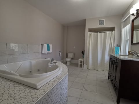 Luxury Suite (I) | Bathroom | Rainfall showerhead, free toiletries, hair dryer, bathrobes