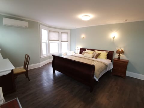 Traditional Room | Premium bedding, Select Comfort beds, desk, laptop workspace