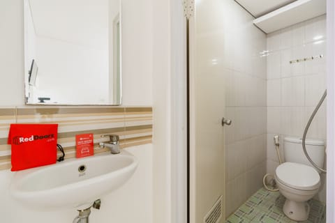 Double Room | Bathroom | Shower, free toiletries, towels