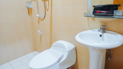 Twin Room | Bathroom | Shower, free toiletries, towels