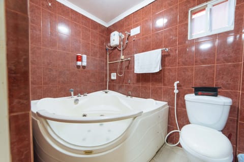 Premium Room | Bathroom | Shower, free toiletries, towels