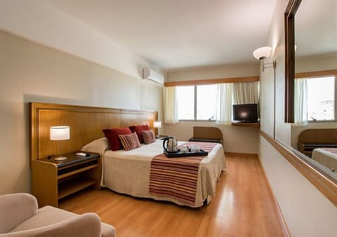 Executive Room, 1 Double Bed | In-room safe, desk, blackout drapes, soundproofing