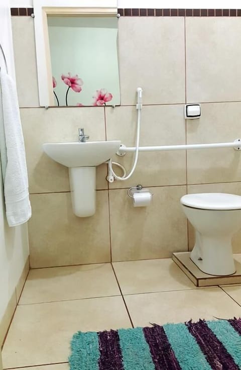 Room, Accessible | Bathroom | Shower, towels