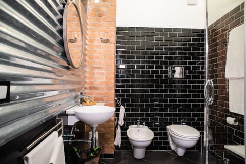 Junior Studio Suite, Balcony (Orange) | Bathroom | Shower, free toiletries, hair dryer, bidet