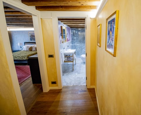 Deluxe Double Room, 1 King Bed with Sofa bed, Canal View (San Salvador) | Bathroom | Shower, rainfall showerhead, eco-friendly toiletries, hair dryer