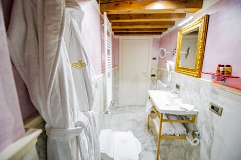 Deluxe Double Room, 1 King Bed with Sofa bed, Canal View (San Salvador) | Bathroom | Shower, rainfall showerhead, eco-friendly toiletries, hair dryer