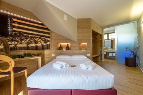 Junior Suite (Wine Passion) | Minibar, individually decorated, individually furnished, blackout drapes