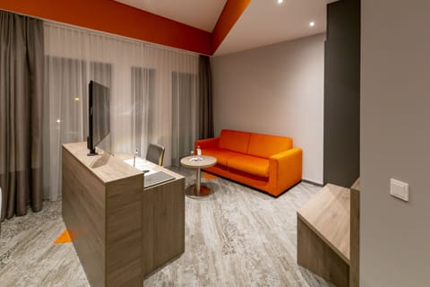 Junior Suite | Living area | Flat-screen TV, Netflix