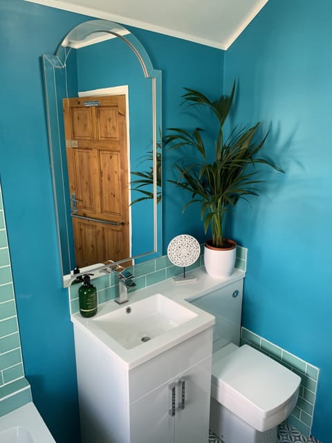 Double room, Private bathroom (Wren) | Bathroom | Shower, free toiletries, hair dryer, bathrobes