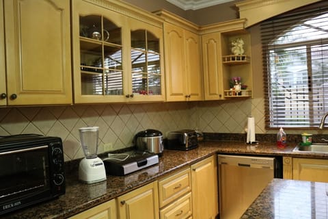 House, 5 Bedrooms | Private kitchen | Fridge, microwave, coffee/tea maker, cookware/dishes/utensils