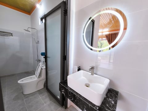 Single Room, Shared Bathroom | Bathroom | Shower, slippers, towels