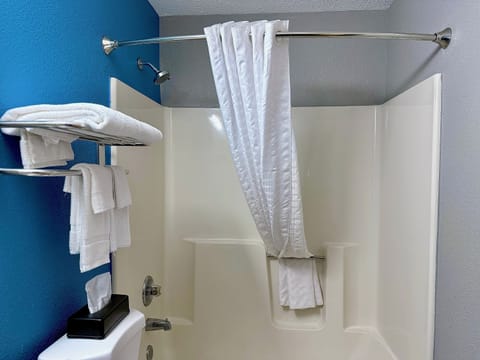 Standard Room, 1 King Bed | Bathroom shower