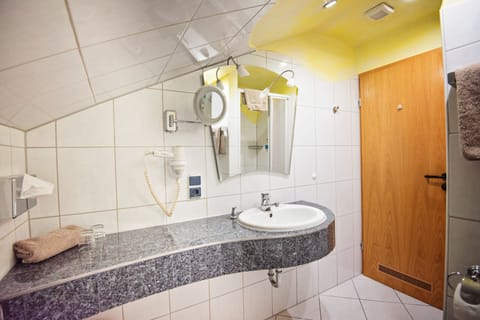 Double Room, Non Smoking | Bathroom | Shower, free toiletries, hair dryer, towels