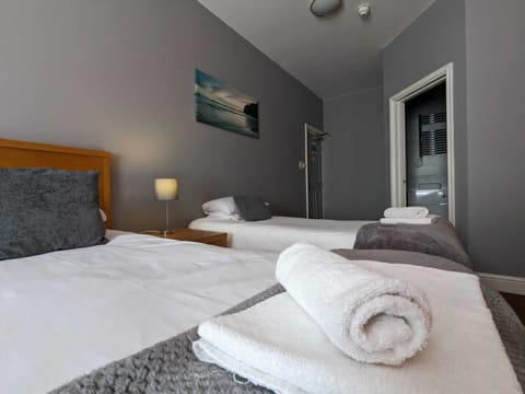 Twin Room (Extra Large) | Desk, iron/ironing board, free WiFi, bed sheets