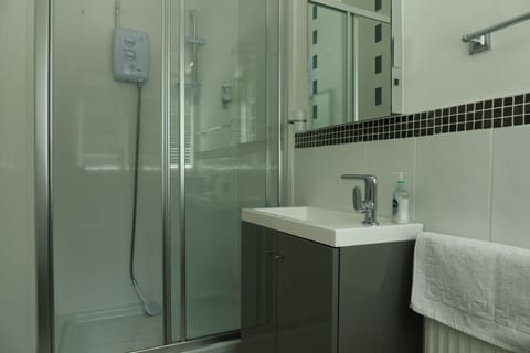 Suite, Ensuite | Bathroom | Free toiletries