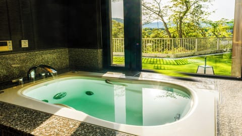 Dog Friendly Room Accessible Deluxe Suite(With private dog park)(With blow bath)(Non-smoking) | Bathroom | Free toiletries, hair dryer, slippers, bidet