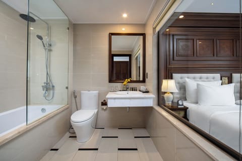 Executive Deluxe Double or Twin with City View | Bathroom | Free toiletries, hair dryer, bathrobes, slippers