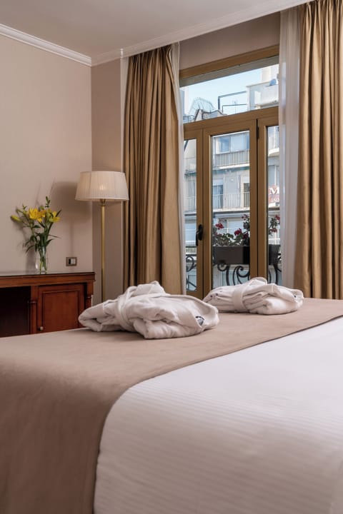 Executive Room | Premium bedding, down comforters, pillowtop beds, minibar