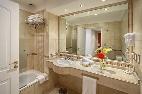 Suite | Bathroom | Combined shower/tub, rainfall showerhead, free toiletries, hair dryer