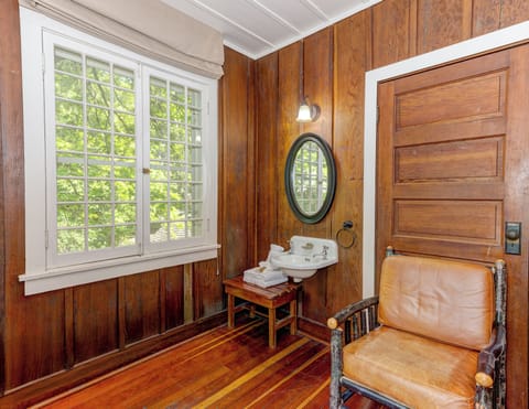 Historic Lodge Lake View | Bed sheets, alarm clocks