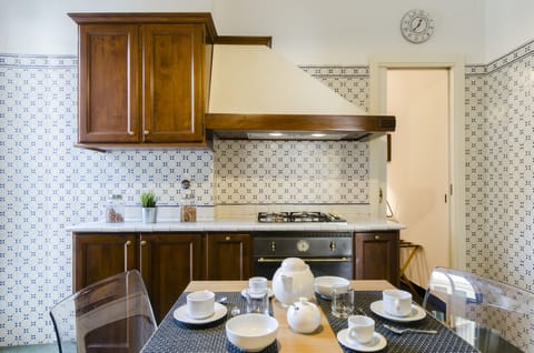 Apartment (4 Bedrooms) | Private kitchen | Fridge, microwave, oven, stovetop