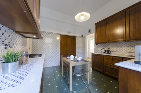 Apartment (4 Bedrooms) | Private kitchen | Fridge, microwave, oven, stovetop