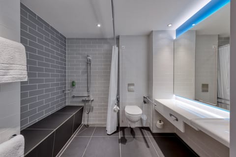 Standard Room, 1 Double Bed | Bathroom | Shower, hair dryer, towels, shampoo