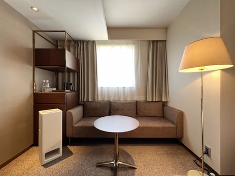 Deluxe Twin Room | Living area | Flat-screen TV, fireplace