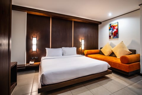 Suite, Sea View | In-room safe, desk, blackout drapes, rollaway beds