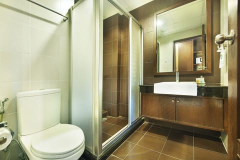 Superior Room | Bathroom | Shower, rainfall showerhead, hair dryer, towels