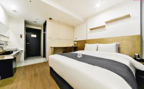Standard Room, 1 Queen Bed | Hypo-allergenic bedding, pillowtop beds, in-room safe, desk