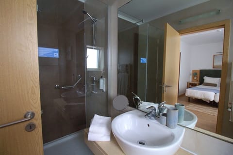 Economy Double or Twin Room | Bathroom | Rainfall showerhead, free toiletries, hair dryer, towels