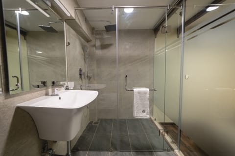 Deluxe Double Room | Bathroom | Shower, rainfall showerhead, free toiletries, hair dryer