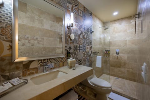 Classic Room | Bathroom | Shower, rainfall showerhead, free toiletries, towels