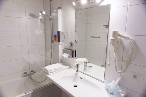 Combined shower/tub, hair dryer, towels
