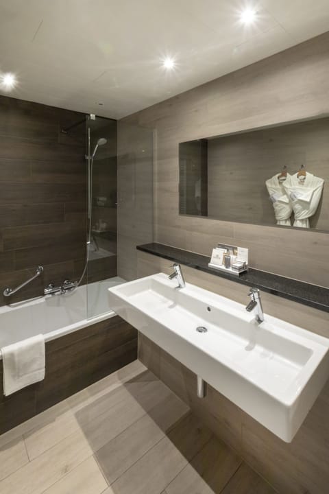 Superior Double Room | Bathroom | Free toiletries, hair dryer, soap, shampoo