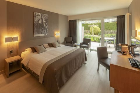 Superior Double Room | In-room safe, desk, laptop workspace, blackout drapes