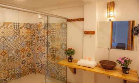 Comfort Twin Room (Jardim de Inverno) | Bathroom | Shower, free toiletries, hair dryer, towels