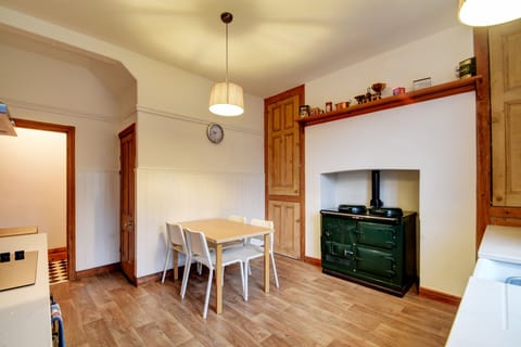 Breakfast area and Aga