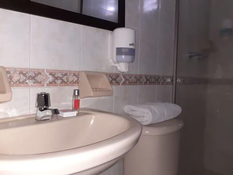 Twin Room | Bathroom | Shower, rainfall showerhead, free toiletries, towels