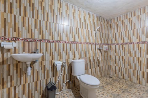 Deluxe Bungalow | Bathroom | Shower, rainfall showerhead, free toiletries, bathrobes