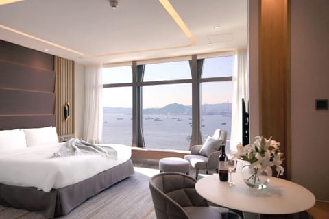 Club Floor Upper Harbour King Room | Premium bedding, down comforters, pillowtop beds, minibar