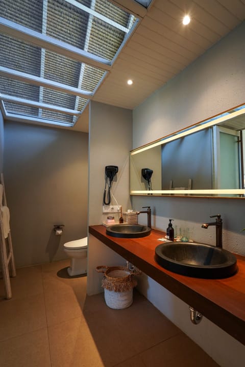 Deluxe Cottage (Free Minibar) | Bathroom | Shower, rainfall showerhead, free toiletries, hair dryer