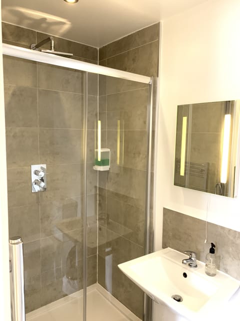 Comfort Double Room | Bathroom | Shower, free toiletries, hair dryer, towels