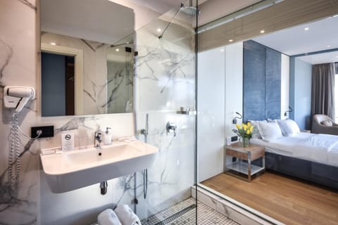 Shower, rainfall showerhead, free toiletries, hair dryer