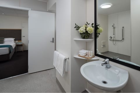 Family Room | Bathroom | Shower, free toiletries, hair dryer, towels