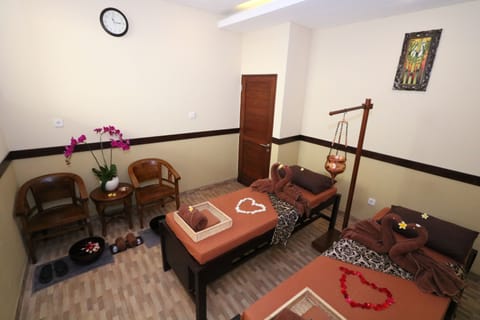 Couples treatment rooms, sauna, spa tub, body treatments, aromatherapy