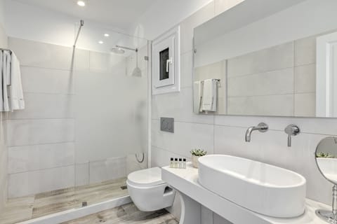 Standard Room, Sea View | Bathroom | Combined shower/tub, free toiletries, hair dryer, towels