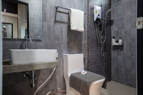 Studio | Bathroom | Shower, free toiletries, towels, soap